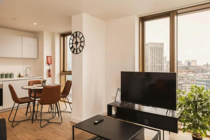 Modern 2 Bed Flat in Central Birmingham w Views