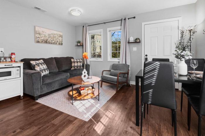 5 Min to Downtown - 7 to Duke - Washer and Dryer