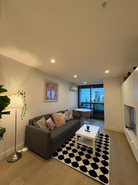 2B Nice Apt close to Market College Mel Central