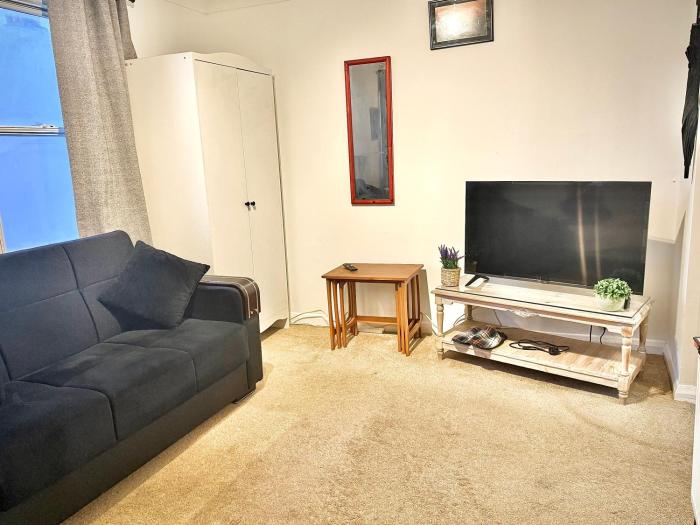 Bright and cozy studio by Brighton Station