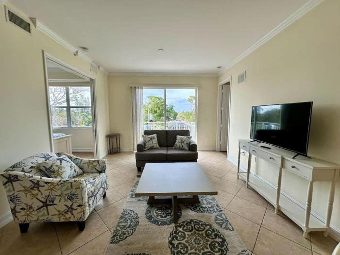 Bright condo in paradise