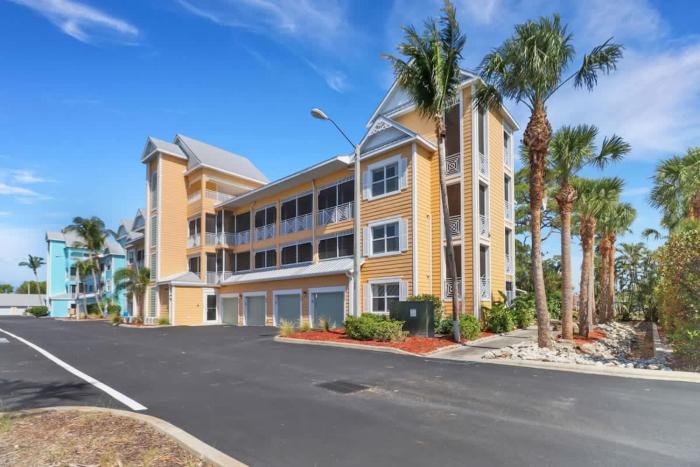 Beach Retreat - Queen Studio near Naples