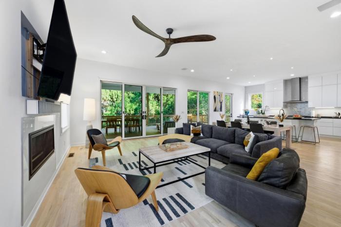 4BR Urban Oasis with Rooftop and Jacuzzi
