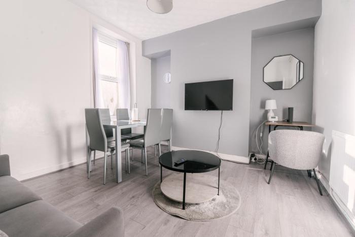 Stunning 5 Bedroom Home in the Heart of Swansea - Snooker Table, WiFi & Parking!