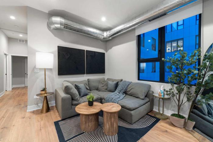 Steps from the Lake Edgewater Modern 2BD 2BA