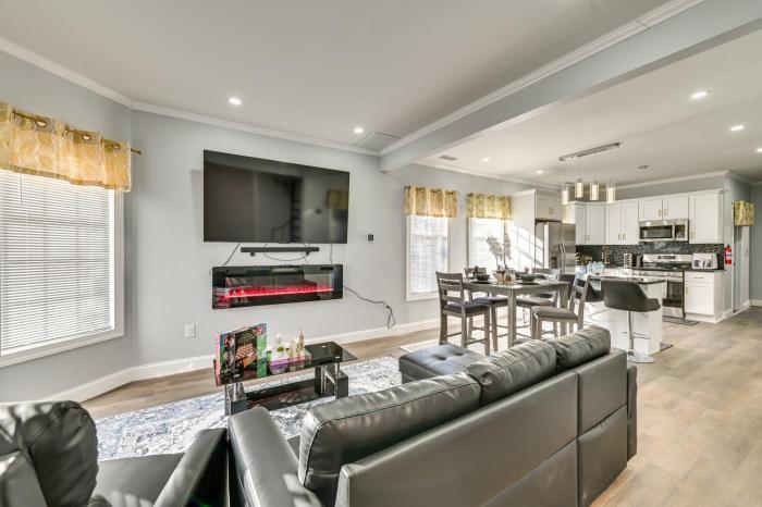 Walk to Park Modern Apt 2 Mi to College!