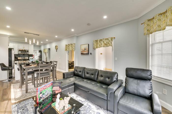 2 Mi to Downtown Charming Apt in Schenectady!