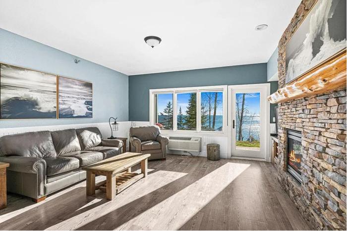 Whispering Pines Lake Views King Suite, 2 Queen Beds, Kitchen and Heated Pools