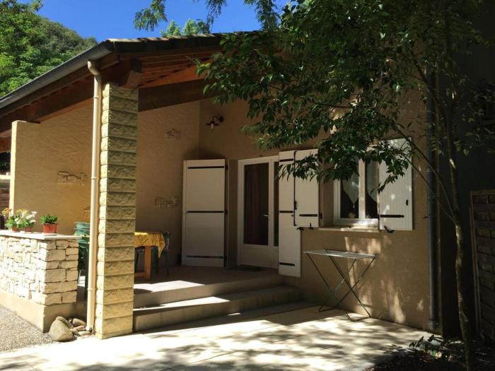 Gîte confortable avec terrasse à Salavas - API-1-52-1143