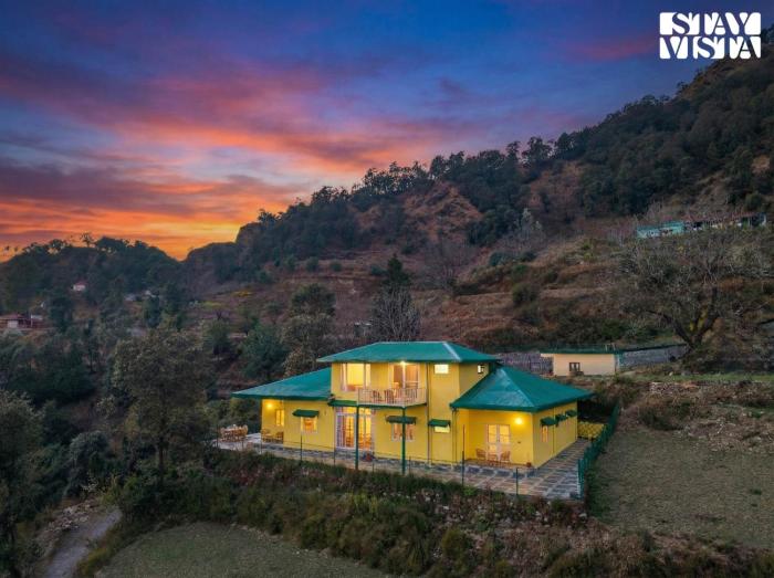 StayVista at Cloudview Villa with Valley view, WiFi & BBQ