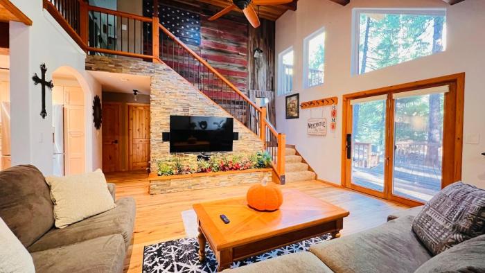 Cozy Cabin and Modern Stay in Arnold Near Bear Valley