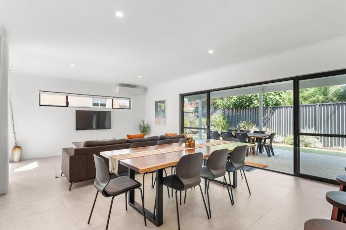 Luxury Oasis- Modern coastal escape near Fremantle