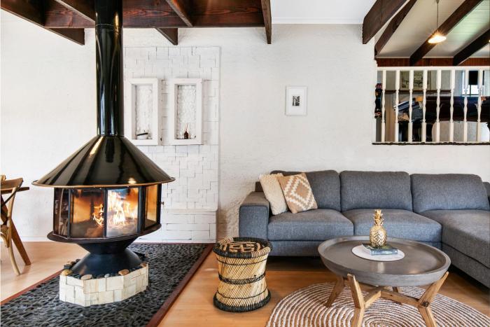 An Entertainers Oasis - Fun Home with Pool Table, Arcade Game, Basketball Ring