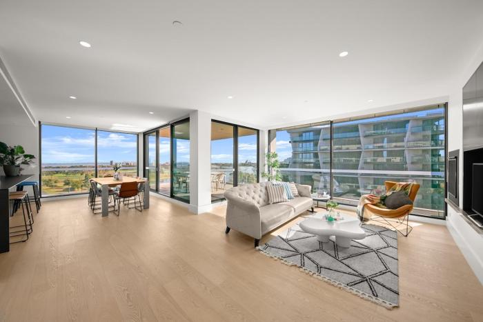 Fireworks View 4 Bedrooms Apt in Central Mel