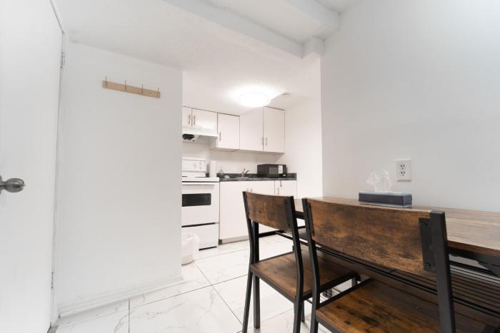 Cozy Private 2 bedroom apartment, free Wifi, free parking in heart of Toronto, surrounded by nature