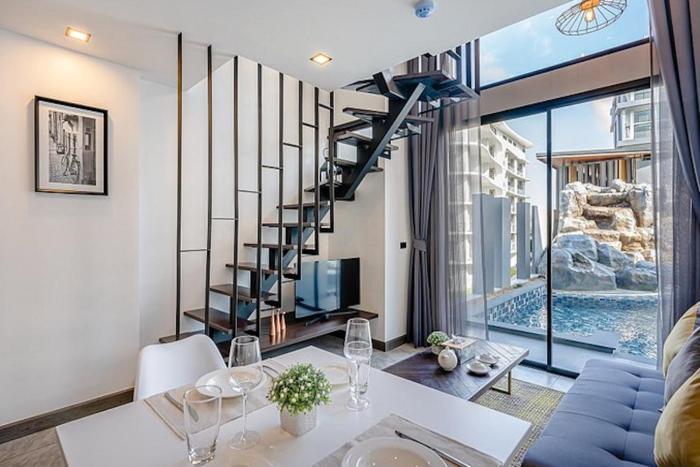 Duplex 1 BR Apt UTL B112 - Direct Pool Access