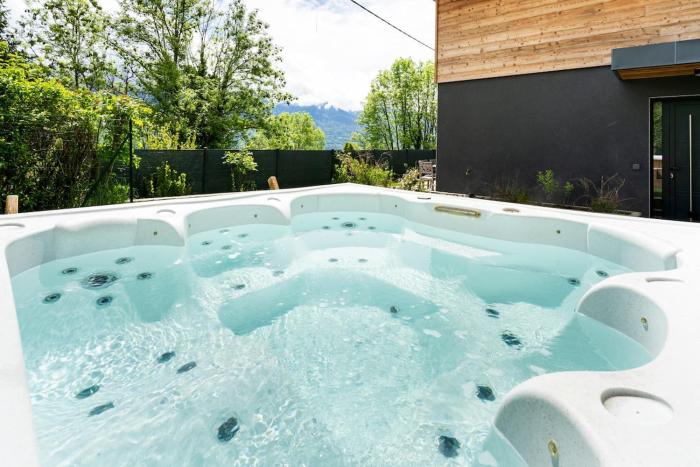 Plancherine, Villa récente avec Jacuzzi Privatif