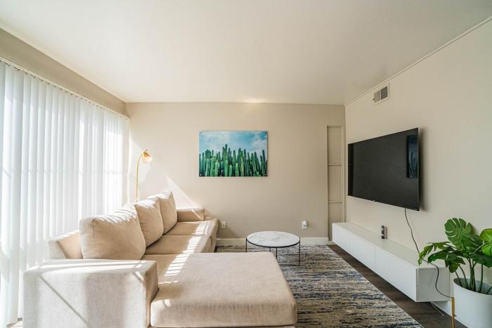 Spacious 2 Bedroom, 2 Bath, Pool, Free Parking, Gym