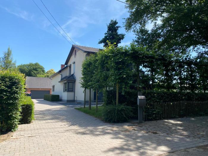 14 beds, 20p, 2 bath-, 1 livingroom