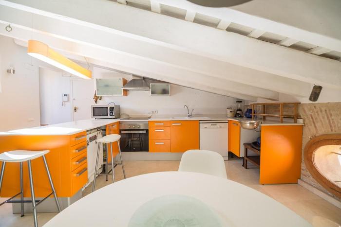 Ático Exclusivo del Siglo XVI con Dos Terrazas en el Corazón de Ciutat Vella