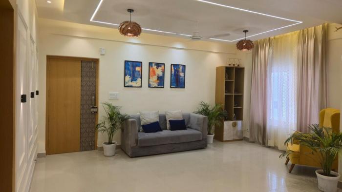 Spacious Lakeview Apartment with Balcony