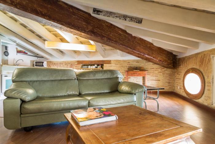 Ático Exclusivo del Siglo XVI con Terraza Privada en el Corazón de Ciutat Vella