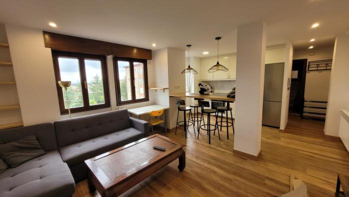 Apartamento con cocina abierta y vistas verdes