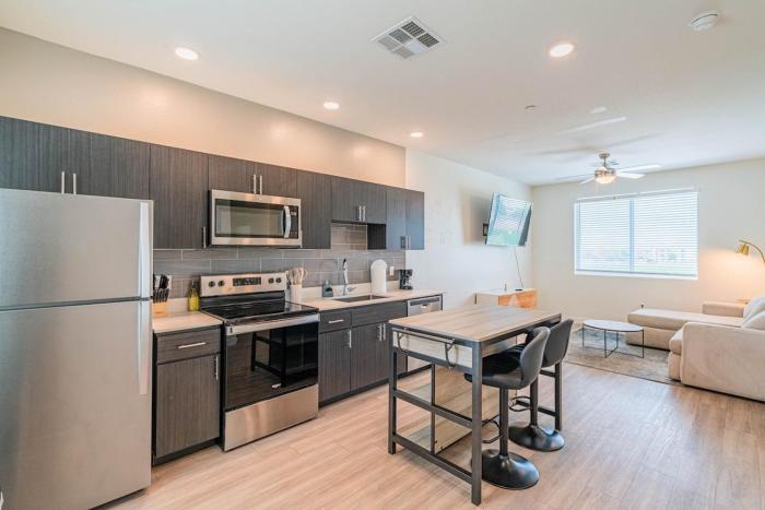 Sunlit 2BR-1BR-Studio Oasis, King Bed, Pool, Gym, Tub, BBQ grill, EV