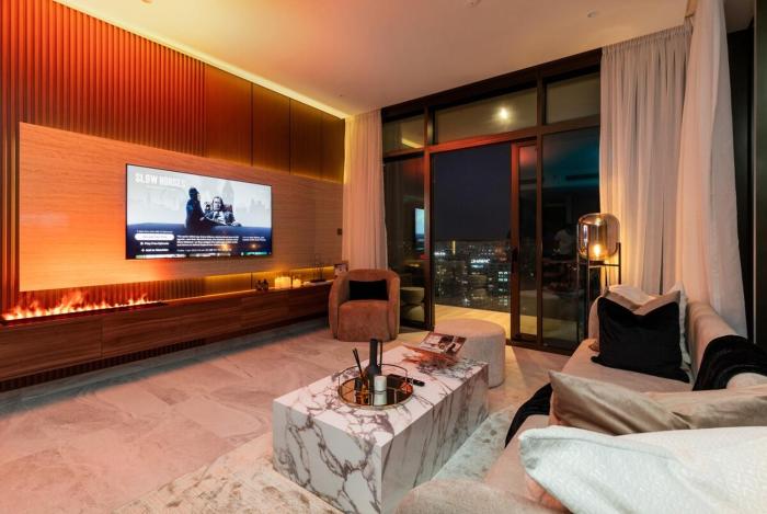 3BR Ultra Luxury Waterfront Panoramic Views with Pool, Gym, Jacuzzi -10 mins to Burj Khalifa