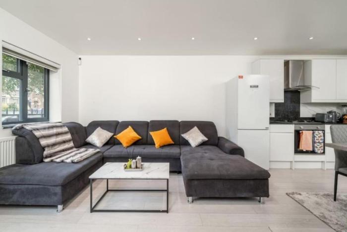 Stylish 3 Bedroom Tottenham Home with Private Garden - Free WiFi & Parking on Request