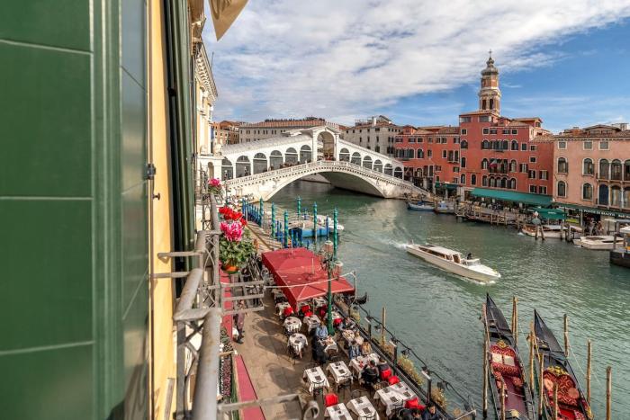 Domus Rialto Balcony best view on the Grand Canal