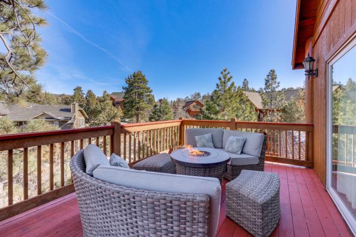 Elegant Big Bear Cabin Half Mi to Big Bear Lake!