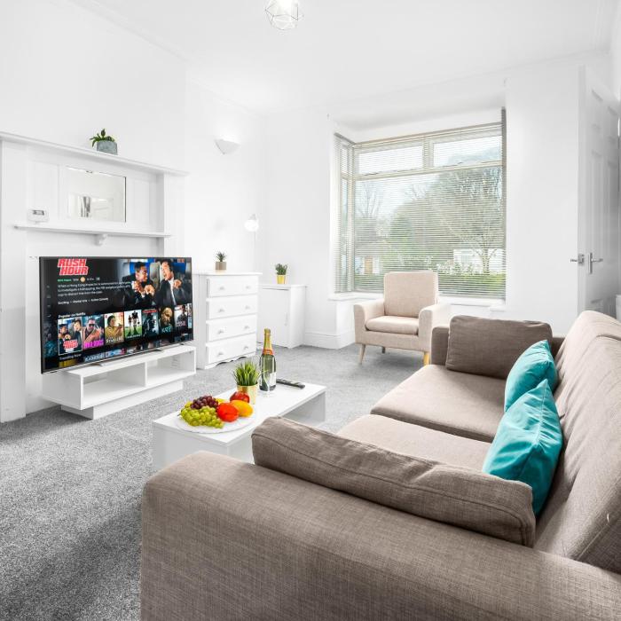 Stylish 2 Bed House - Harborne High Street - Street Parking - Fast Wi-Fi - Netflix 62WL