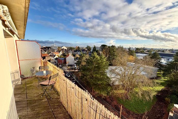 Studio with balcony and view of Nantes