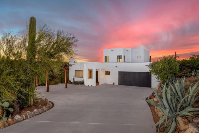 Catalina Foothills and Mountain Views, 3 BR 2 BA, Garage