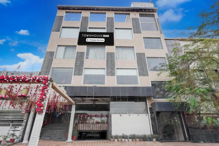 Super Townhouse Oak CSJMU Kanpur Formerly Shree Dev Villa