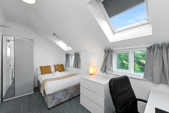 6-Bed House for 12 with Parking, Near Highfields Park