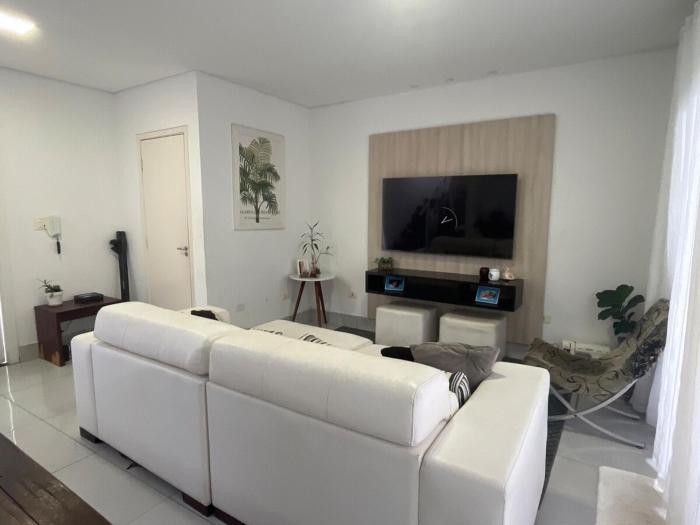 Casa com piscina a uma quadra da praia