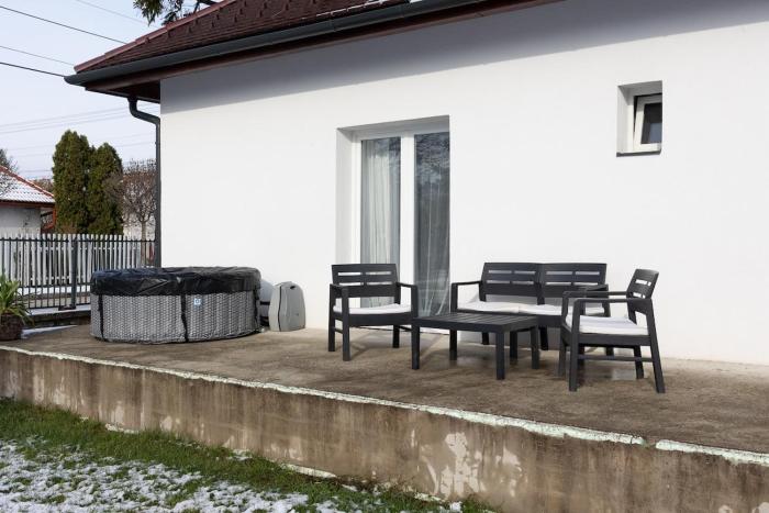 Emerald Guest House - Terrace and Jacuzzi