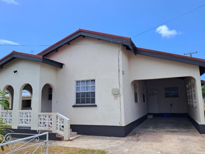 Lovely 3-bedroom house located near Oistins, close to beaches and Golf course