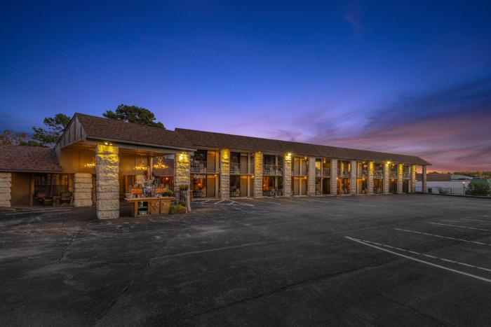 Stonegate Lodge King Bed, WIFI, 50in Roku TV, Salt Water Pool Room #108