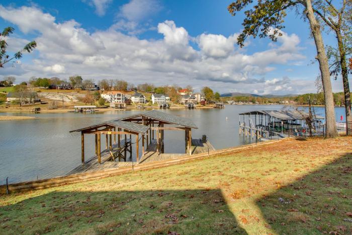 Private Pool and Slip Luxury Lake Hamilton Home!