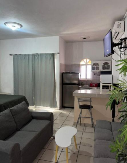 Suite 8 de dos camas con cocina y balcon Zona Dorada a pocos pasos de la playa No contamos con estacionamiento