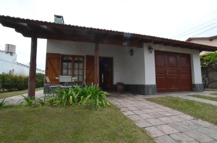 CASA con 3 habitaciones, 2 baños, cochera y patio a 100 metros del mar Durante ENERO y FEBRERO solo se alquila por un MÍNIMO de 7 días