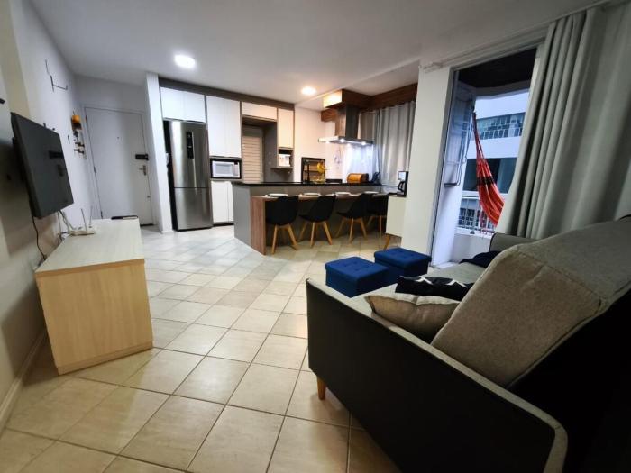 Apartamento 700m da praia, com kit praia, estacionamento e ar condicionado