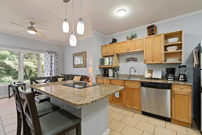 Tropical Balcony 10-minute walk to Adventures