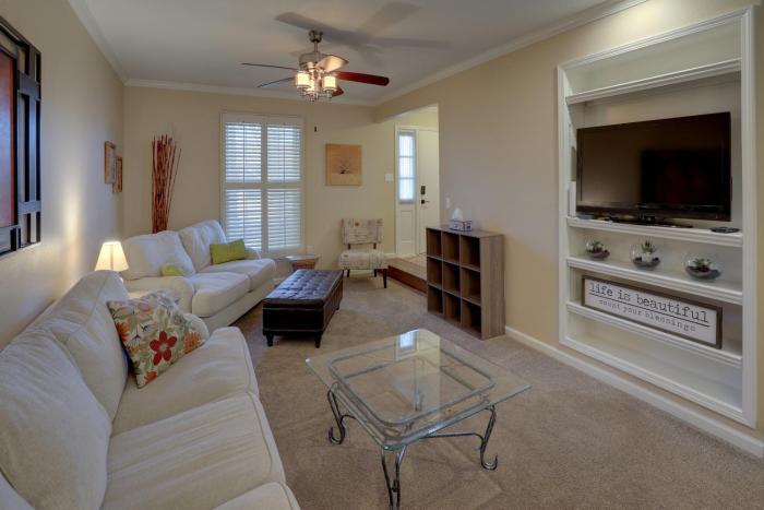 Mins to Blessing Hospital, Miss River, Country Club