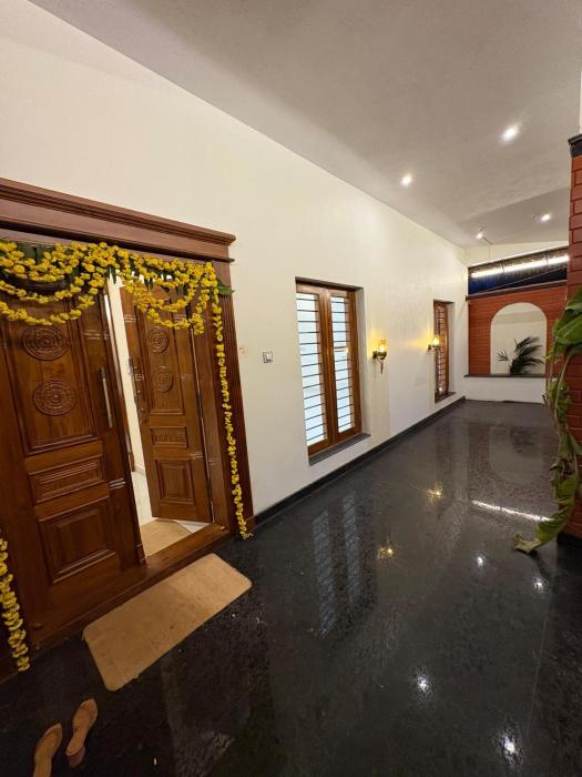 Rustic Ultra-Spacious 4BHK w Parking and Garden