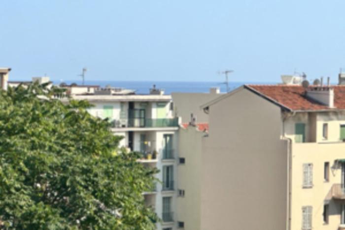 Studio with veranda 5min walk to the beach