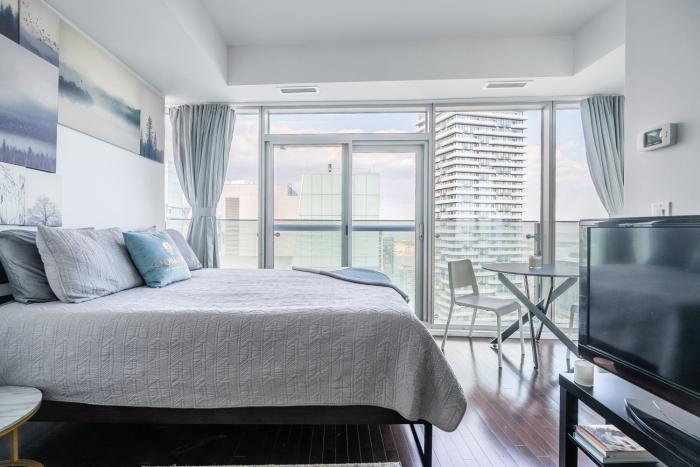 Lake view Studio Condo High Floor Downtown Toronto